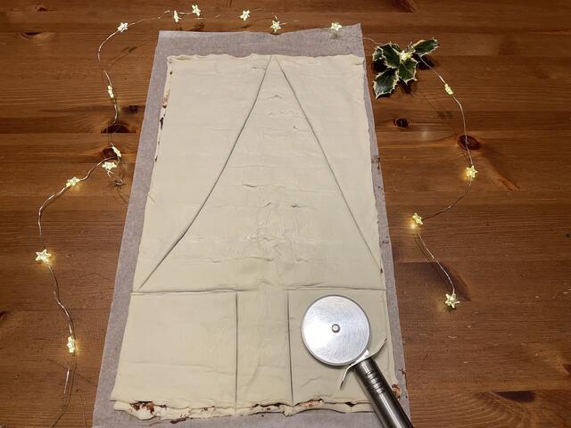 Christbaum einschneiden | Foto: Desiree Tinhof