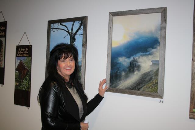 Martha Orgler vor ihrer "Lieblingsfotografie" - diese hat sie von ihrem Zuhause in Hochgallmigg aus während des Corona-Lockdowns gemacht.  | Foto: Elisabeth Zangerl 