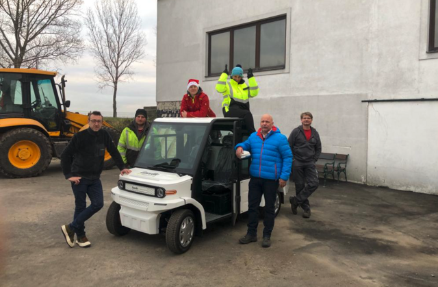 Bürgermeister Hannes Steurer sowie Gemeindevorstand Peter Waldbott-Bassenheim mit den Mitarbeitern der Gemeinde und dem neuen E-Fahrzeug | Foto: Gemeinde Info