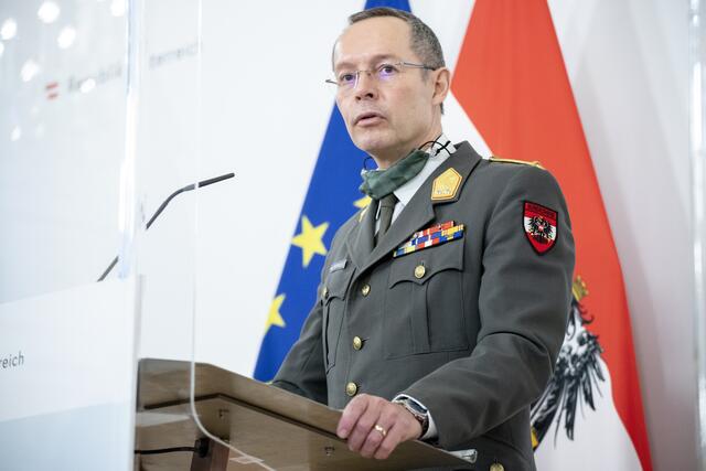 Dieser Mann soll Österreich durch die Corona-Krise bringen: Generalmajor Rudolf Striedinger (am Foto) und Chief Medical Officer Katharina Reich sollen dafür sorgen, die Pandemie wieder in den Griff zu bekommen.