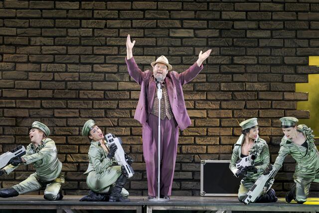 Spielt auf der großen Opernbühne einen Weltenbummler: Gerald Pichowetz (Mitte) | Foto: Werner Kmetitsch