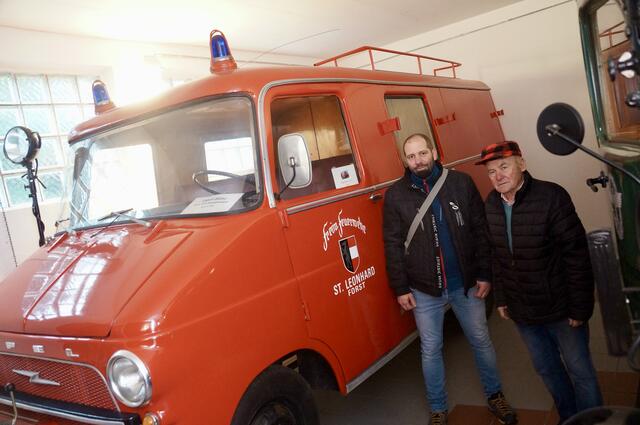 Harald Hömstreit und Horst Riessner vor dem Opel Blitz