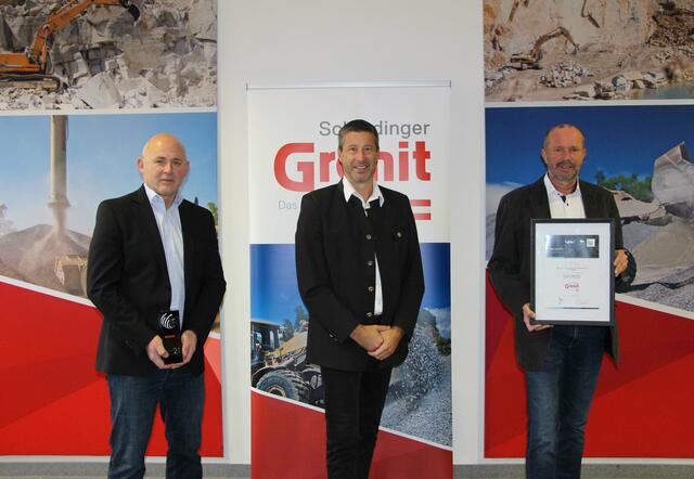Freuen sich über die Auszeichnung: Schärdinger Granit-Geschäftsführer Gerhard Altendorfer (Mitte) mit Prokurist Albert Wirkert (l.) und Betriebsleiter Günter Wallisch  | Foto: Schärdinger Granit