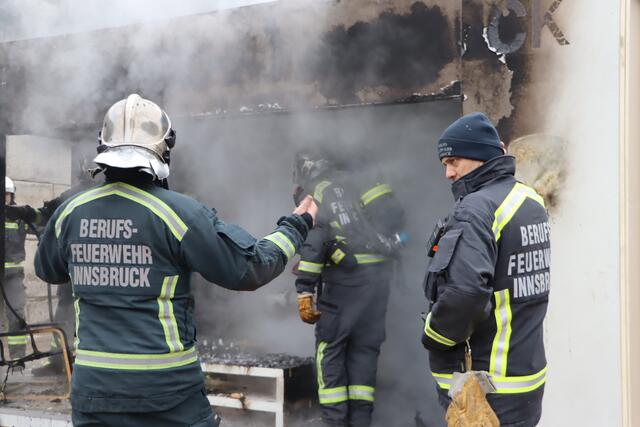 Brennender Baum, zerstörter Raum: Berufsfeuerwehr demonstrierte weihnachtliche Feuergefahr | Foto: Ricarda Stengg