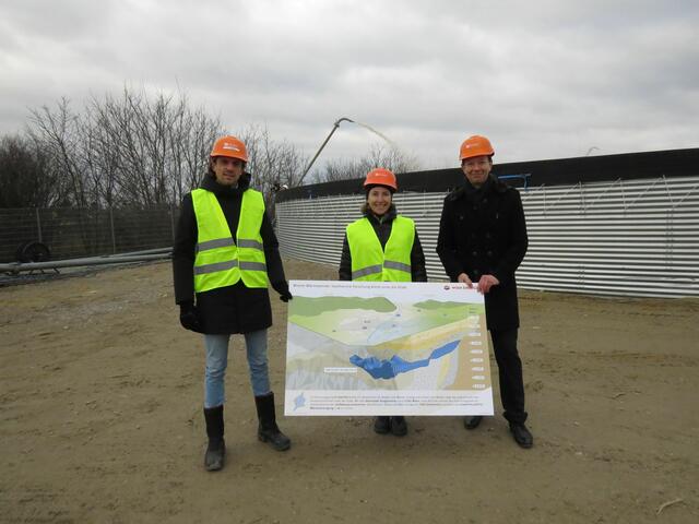 Peter Keglovic (Projektleiter GeoTief), Gudrun Senk (Geschäftsbereichsleiterin Neue Energien) und Karl Gruber (Geschäftsführer Wien Energie) zeigen das Aderklaaer Konglomerat.