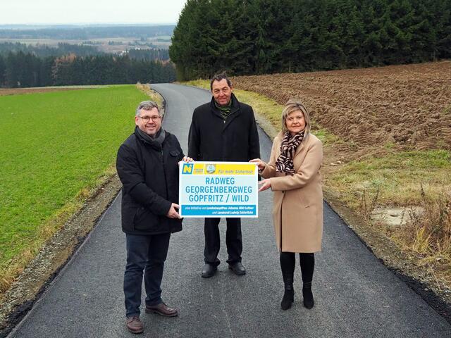 Landesrat Ludwig Schleritzko, Josef Decker (NÖ Straßenbaudirektor) eröffnen gemeinsam mit Bürgermeisterin Silvia Riedl-Weixlbraun den neuen Radwegabschnitt zwischen Georgenberg und Göpfritz an der Wild. | Foto: NÖ Straßendienst