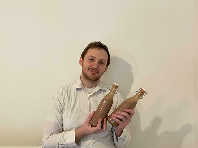 Sebastian Stritzl aus Michelbach verschenkt zu Weihnachten gerne einen selbst gemachten "Sahnigen Cappuccino-Likör". | Foto: Franziska Pfeiffer