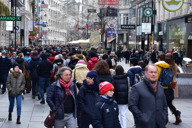 Massen bevölkerten die Kärtner Straße | Foto: Spitzauer