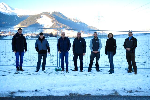 Die Listenvorsitzenden Michael Kirchmair, Norbert Happ, Harald Nagl, Walter Mair, Thomas Suitner, Dagmar Grohmann (stellv. Vorsitzende Grüne) und Thomas Larl (v.l.n.r.) vor einem von 14 Bauzäunen, auf denen plakatiert wird. | Foto: Hassl