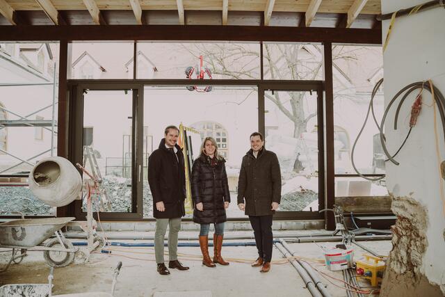 Im Frühjahr wird das Burghotel Schlaining öffnen. Nun werden bereits Mitarbeiter gesucht: Geschäftsführer Andreas Leitner, Personalleiterin Birgit Kollmann-Bieler und Hotel-Direktor Marcel Pomper | Foto: Reduce