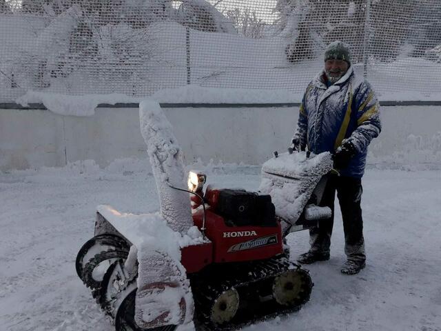 Eismeister Sepp Lederer macht seinen Job mit großer Freude. | Foto: Herbert Dunkl