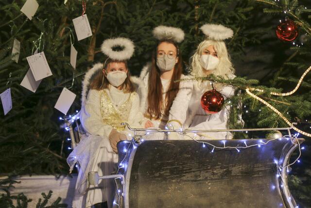 Die Engel Marlies und Iduna mit dem Christkind Anna Lena in ihren himmlischen Gewändern. | Foto: Thomas Fischer/zema-medien.de