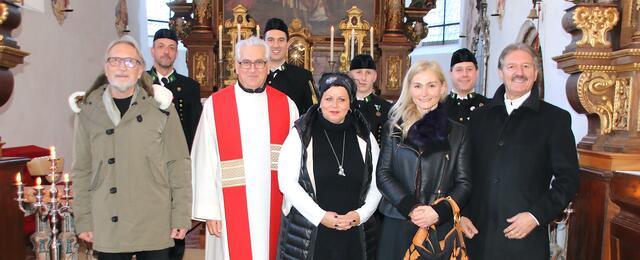 Pfarrer Martin Müller gestaltete die Segnung der Bronzeskulptur St Jakob in der Burgkirche. Für die musikalische Umrahmung sorgte die Knappenmusik. | Foto: Foto: Walpoth