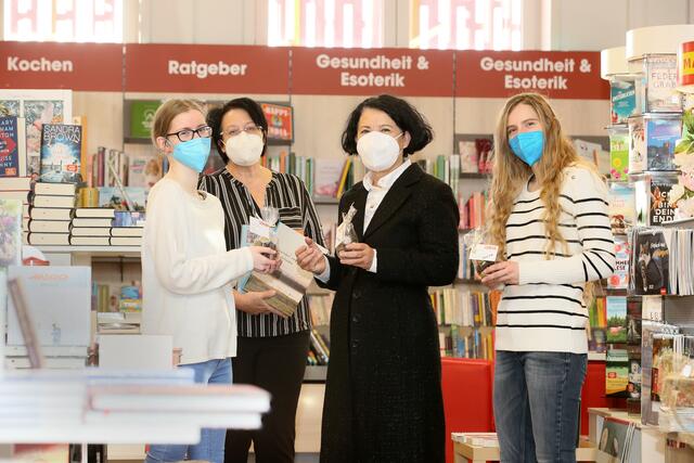 Andrea Gottweis (2.v.r) nützte eine Pause, um bei Heidemarie Plank, Eva Gruber und Elisabeth Sobl Dankeschön zu sagen, dass sie auch am Sonntag mitarbeiten.  | Foto: WKB/Lexi