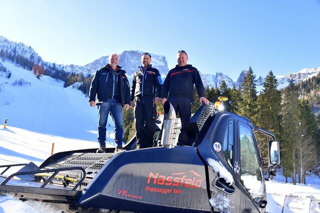 Bergbahnen-Technik-Chef Stefan Flaschberger, Rastl-Betriebleiter Martin Mörtl und Pistengeräte-Koordinator Hubert Schmutzer auf einem modernen "Leitwolf" am Fuße der Trogkofel-Bahn | Foto: Jost