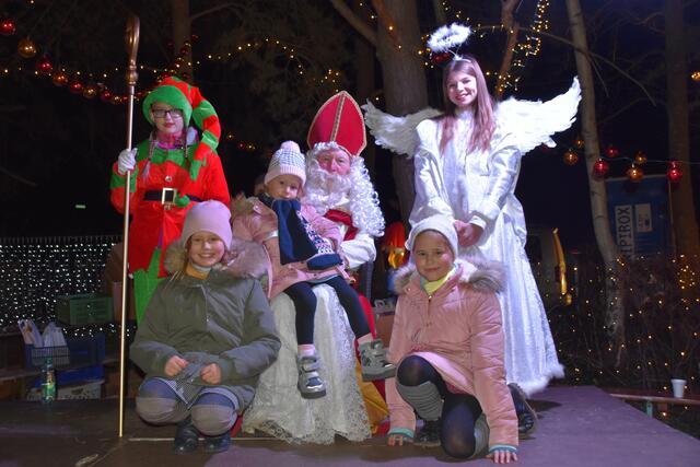Besuch beim Nikolaus im Weihnachtshaus und Christkind: Zoey, Aurelie und Haley | Foto: Michael Strini