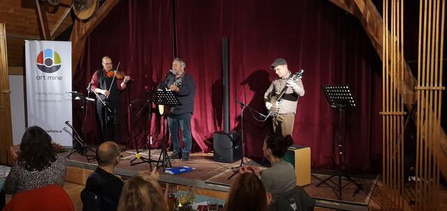Desmond Doyle, grandios unterstützt durch den Geigenvirtuosen Michael Leitner und Manuel Berger am Banjo. | Foto: Dietmaier