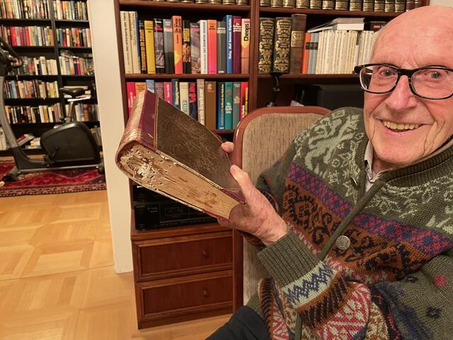 In Hermann Sasshofers Bibliothek zu finden: Spamers illustrierte Weltgeschichte aus 1902 mit einem Einschussschaden aus dem Zweiten Weltkrieg.