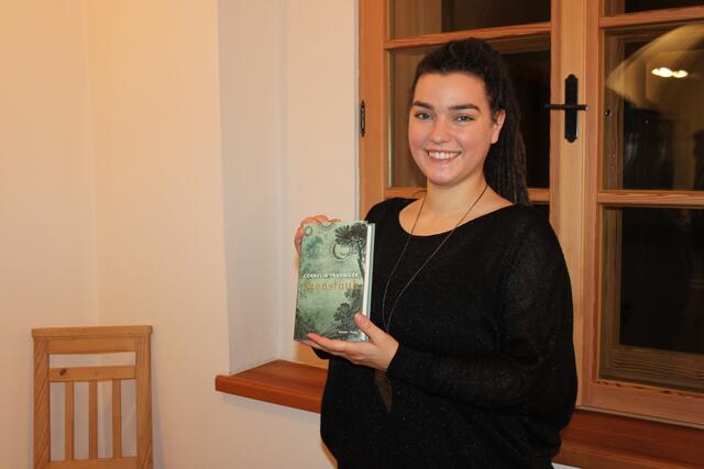 Cornelia Travnicek las aus ihrem Buch "Feenstaub". (c) Raidl