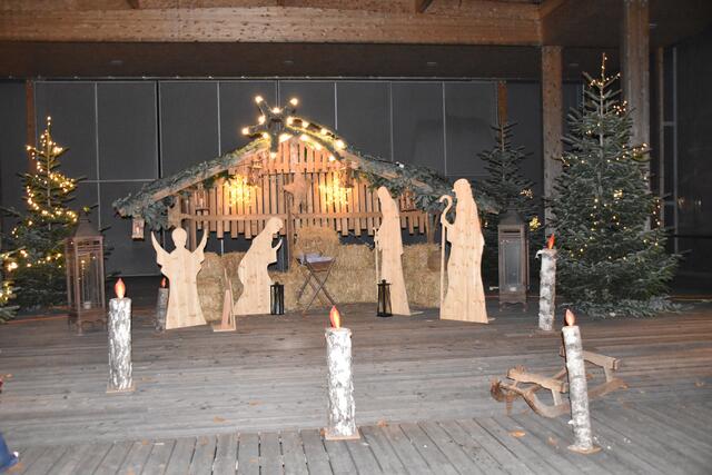 Bad Tatzmannsdorf zeigt sich adventlich. Eine große Holzkrippe ziert die Bühne am Joseph Haydn Platz. | Foto: Michael Strini