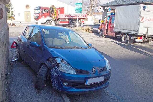 Der PKW war nach dem Crash nicht mehr fahrtüchtig. | Foto: www.ffwaidhofen.at