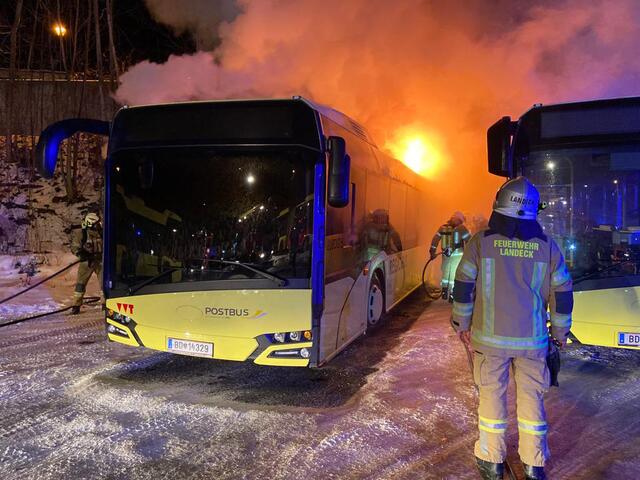 Die Landecker Feuerwehr konnte den Busbrand löschen. Die Ermittlungen der Polizei laufen. | Foto: ZOOM.TIROL