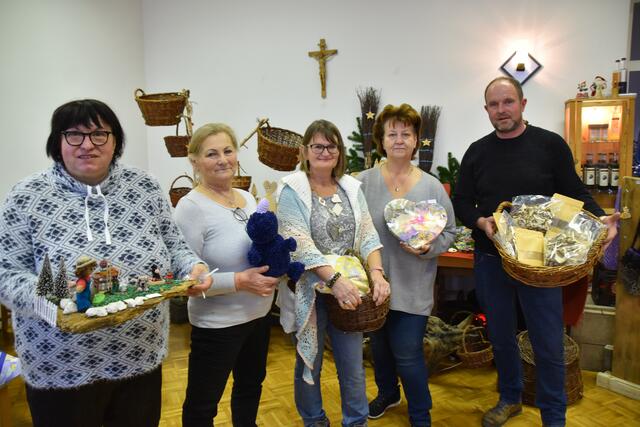 In familiärer Atmosphäre gibt es im Feuerwehr-/Gemeindehaus Edlitz Kunstgegenstände zu erwerben. | Foto: Michael Strini