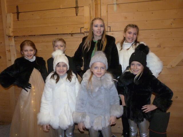 Mit weihnachtlicher Kleidung von Martina Mohapp waren die Kids perfekt vorbereitet!