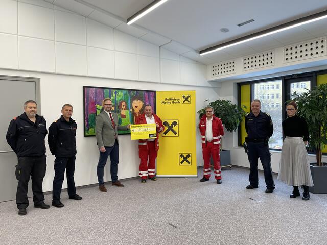 Offizielle Scheckübergabe an das Rote Kreuz: Hans Jürgen Sturm, Rudolf Schober, GL RB Mürztal Gerald Baierling, Alexander Vas, Robert Prenner, Martin Schoder und Ursula Huterer. | Foto: KK