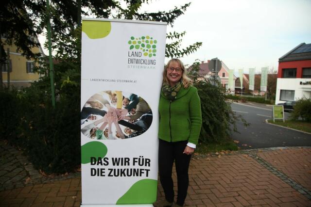 Sandra Höbel, Geschäftsführerin der Landentwicklung Steiermark, freut sich über den neuen Look der Nachbarschaftshilfe "Zeit-Hilfs-Netz" und die Entwicklung weiterer moderner Modelle für ein kooperatives Miteinander in der Gesellschaft.