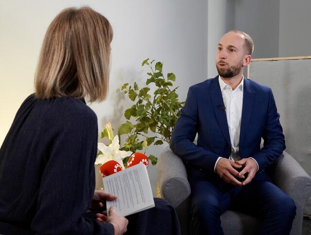 David Egger, Landesparteivorsitzender der Salzburger SPÖ im Gespräch mit Chefredakteurin Julia Hettegger.  | Foto: Stefan Schubert