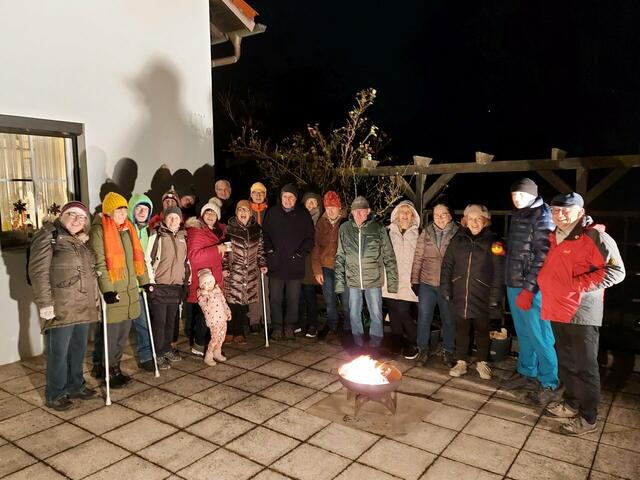 Die Teilnehmer ließen sich die Laune nicht verderben und fanden ein corona-konformes Alternativprogramm zur Stammtischrunde.  | Foto: Alpenverein Enns