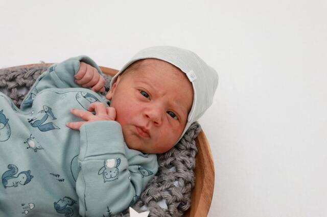 Tobias
Geburt: 14. Dezember
55 cm, 4.030 g
Evelyn Weiss und Robert Lielegg aus Unterschwarza | Foto: Baby Smile