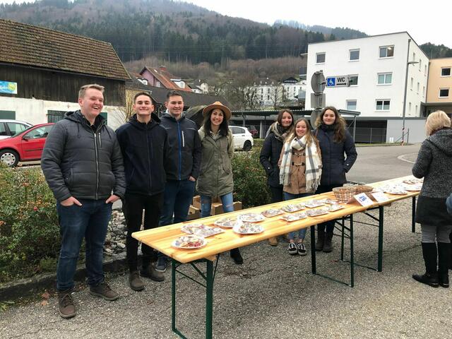 Keksaktion der Landjugend Randegg: Moritz Fallmann, Michael Adelsberger, Lukas Auer, Viktoria Aigner, Lisa Flazelsteiner, Kerstin Fallmann und Bernadette Adelsberger | Foto: Landjugend Randegg