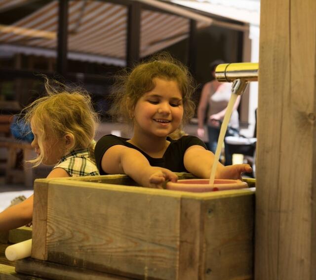 Kindergartenpädagoginnen u. -pädagogen betreuen Kinder nicht nur, sie bereiten sie auch spielerisch auf die Schule und das Leben vor. | Foto: Werbeagentur Tintifax