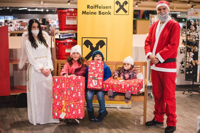 Strahlende Kinderaugen wurden im Grissemann gezaubert: Vergangenen Samstag fand die Geschenkeübergabe der Weihnachtsaktion von Imst Verschenkt/Reutte Verschenkt und Der Grissemann mit Unterstützung der Raiffeisenbank Oberland-Reutte statt. | Foto: vediart