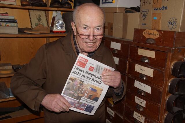 Der früheren Haslacher Schustermeisters Rupert Hörlezeders (85)mit der Ausgabe der Währinger Bezirkszeitung  in der er auf der Titelseite landete. | Foto: Helmut Eder