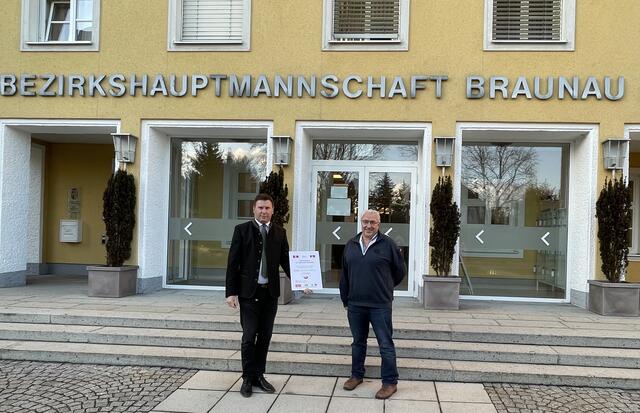 Braunaus Bezirkshauptmann Gerald Kronberger und Primar Jürgen Barth vom Krankenhaus Braunau sagen "Fake News" den Kampf an. | Foto: Ebner