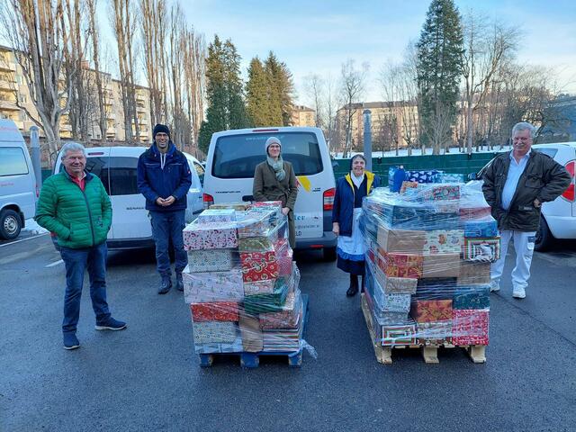 Übergabe der Weihnachtspackerl: Ewald Hellmayr, Philipp Friesenbichler, Karina Zotter, Schwester Elisabeth, Herbert Stallecker (v.l.). | Foto: Zum Breinwirt