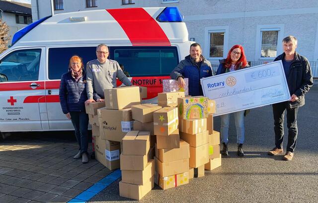 Die Übergabe der Pakete, dazu gab es vom Rotaryclub Voitsberg/Köflach noch einen Scheck | Foto: Rotes Kreuz