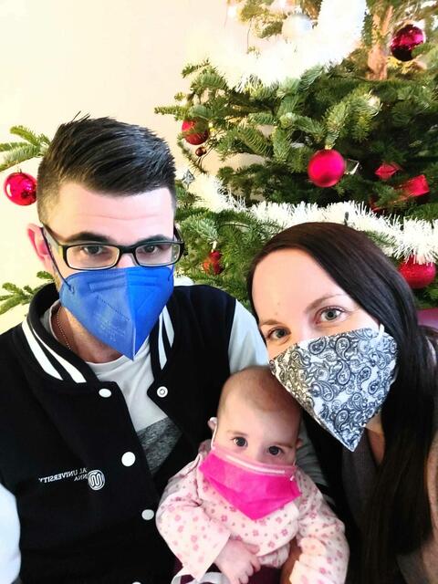 Wegen Heiserkeit zur Kinderärztin, zwei Monate später mit einem Spenderherz nach Hause: Eltern Florian und Natascha mit Tochter Louisa. | Foto: Buchmann
