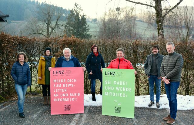 Eine bunt zusammengewürfelte Gruppe aus Gaflenz hat sich viele Gedanken über die Zukunft der Nahversorgung gemacht. Bald ist Baubeginn. | Foto: Gemeinde Gaflenz/Lenz