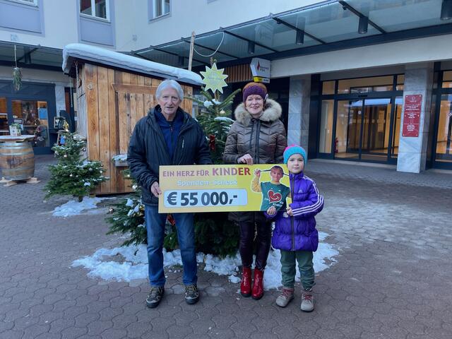 Scheckübergabe: Viktor Plank, Brigitte Neubauer und Milena | Foto: MeinBezirk.at