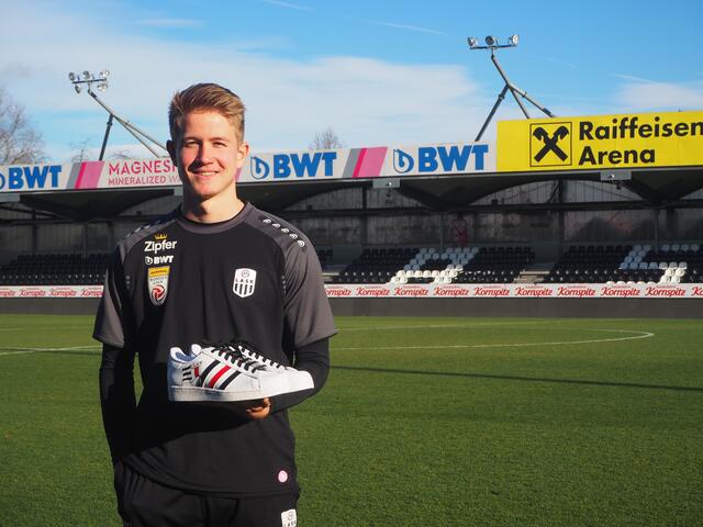 Kreativer Defensivmann: Jan Boller hat sich das Bemalen von Schuhen zum Hobby gemacht. | Foto: LASK