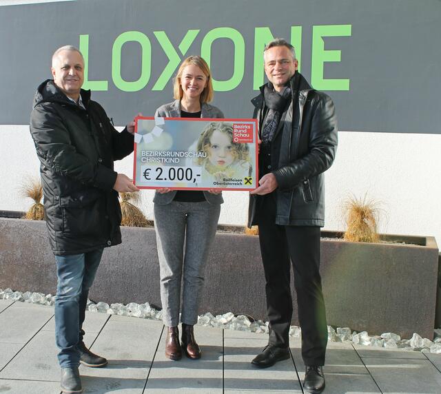 BezirksRundSchau-Geschäftsstellenleiter Wolfgang Forstner, Loxone-Pressereferentin Bianca Gattringer und Loxone-Geschäftsführer Rüder Keinberger. | Foto: Foto: Schütz