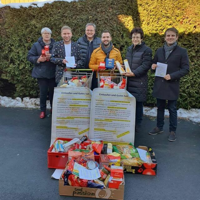 Felix Dornhofer übergab an Marcel Resch (Verein Steirer mit Herz) und Christine Koller (Vinzimarkt Leibnitz) zahlreiche Spenden. Im Bild ist nur ein kleiner Teil davon zu sehen. | Foto: JVP