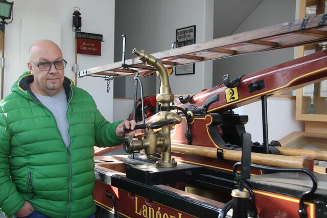 Der Langenloiser Feuerwehrkommandant Karl Huber an der historischen Spritze ...