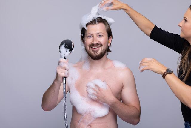 Raphael Kasbauer hat während des Fotoshootings den Klassiker "Marmor, Stein und Eisen bricht" von Drafi Deutscher geträllert.  | Foto: Palme
