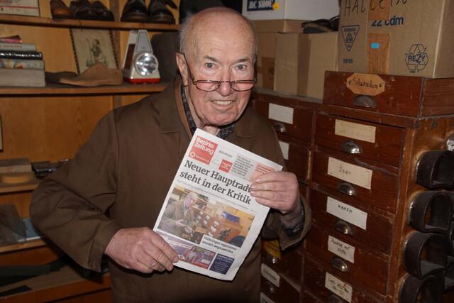 Der früheren Haslacher Schustermeisters Rupert Hörlezeders (85)mit der Ausgabe der Währinger Bezirkszeitung  in der er auf der Titelseite landete. | Foto: Helmut Eder