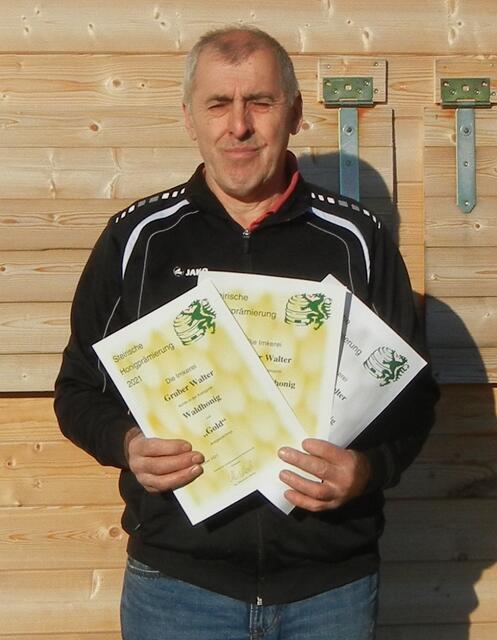 Imker Walter Gruber aus Riegersdorf mit seinen drei Zertifikaten für Waldhonig, Wald-Blütenhonig und Tannenhonig. | Foto: Gruber